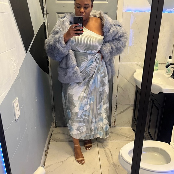 Asymmetrical Pleated dress - Picture 2 of 2